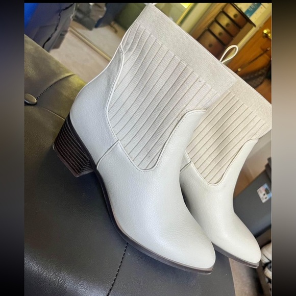 Cream heeled bootie size 8.5 - Picture 1 of 4